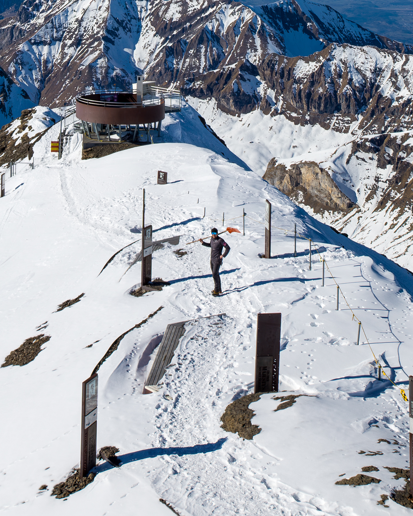 Schilthorn - 조금 선선해 졌다고는 하지만, 그래도 덥네요.. 잠깐 산책 나갔다 땀 흠뻑.. 조금 시원한 느낌이 그리워 올리긴 하다만.. - #Schilthorn #Switzerland #SwissAlps #BerneseOberland #Murren #AlpineViews #MountainViews #SwissMountains #Alps #TravelSwitzerland